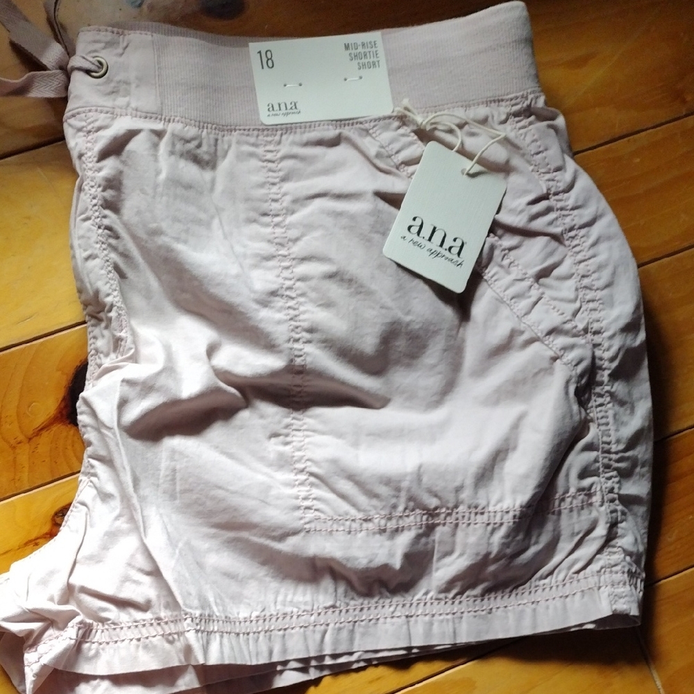 A.N.A Mid Rise Shorts in Light Pink